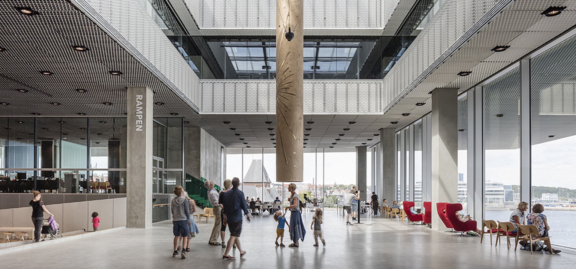 В большом и светлом вестибюле выставляются современные арт-объекты, в том числе, достаточно крупные и сложные для экспонирования. Например, висящие над головой посетителей.