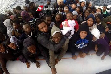 Мигранты из Африки, обнаруженные итальянской береговой охраной. Фото Береговой охраны Италии.