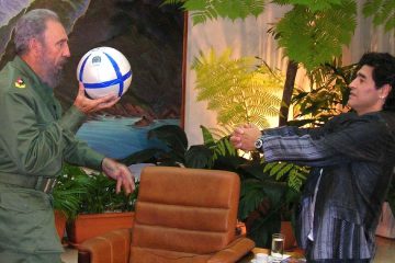 Фидель Кастро и Диега Марадона перебрасываются футбольным мячом.