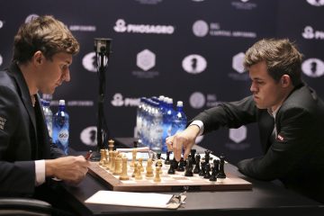 Сергей Карякин (слева) и Магнус Карлсен (справа) играют в Нью-Йорке за мировую шахматную корону.