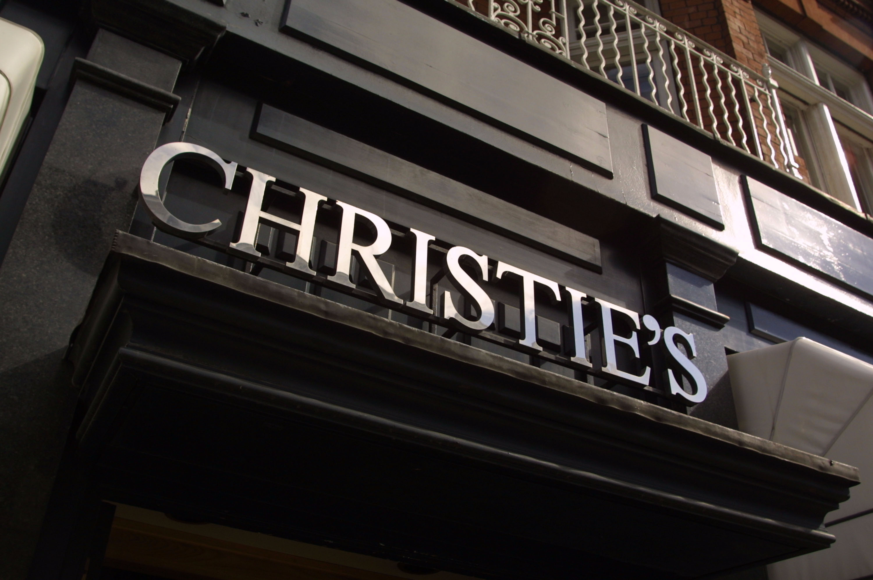 Christie’s даже внешне может служить воплощением английской строгости.
