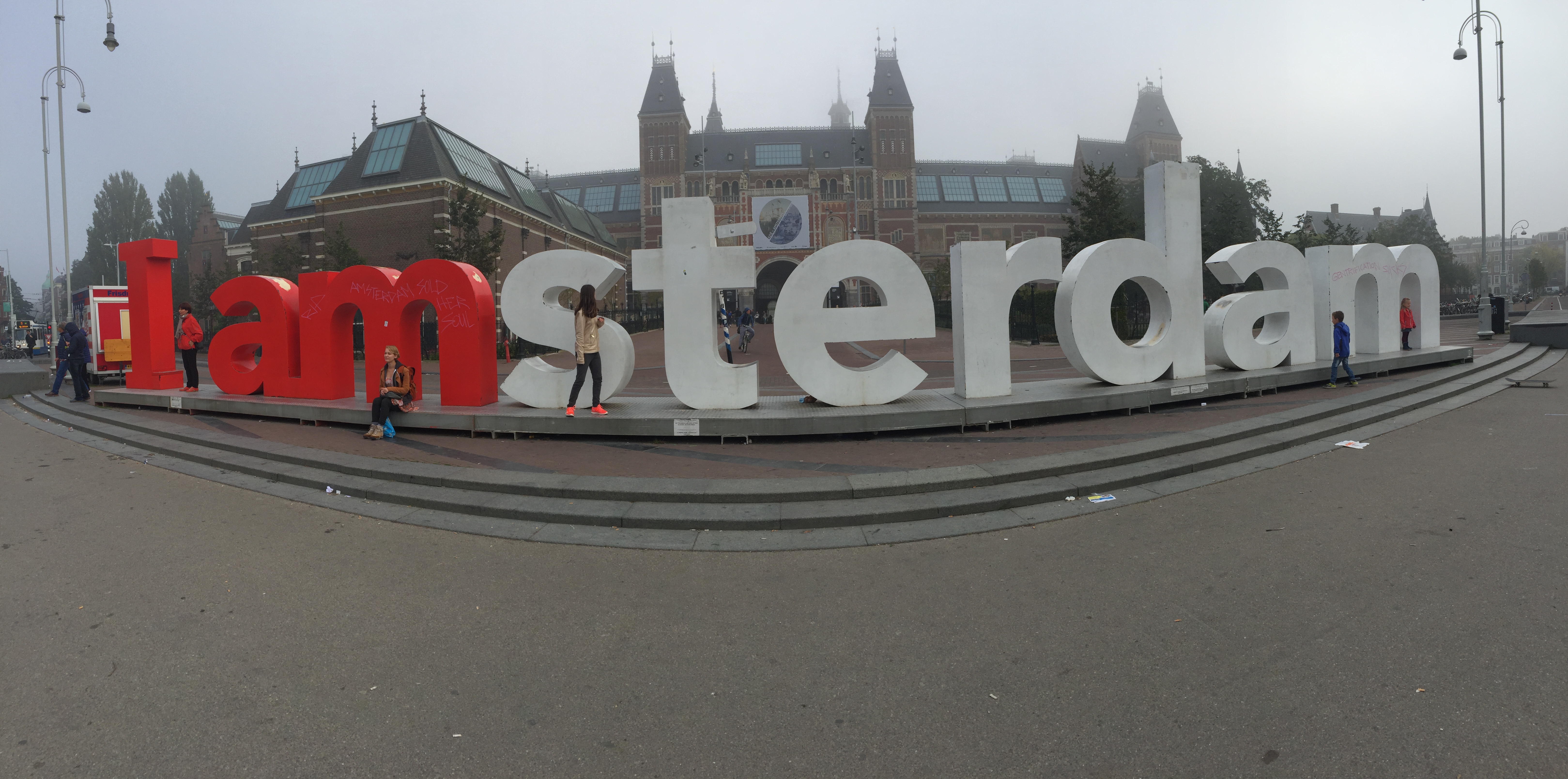 Основной визуально-текстовый объект «I am’sterdam» перед Rijksmysee, где всегда много  туристов.