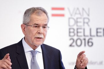 Избранный глава Австрии немолод и рассудителен.
