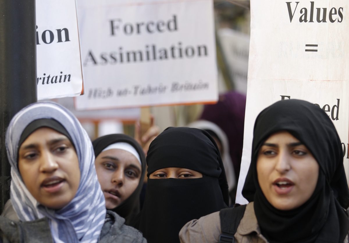 Многое перепуталось в современной Европе. На фото: мусульманские женщины проводят вполне европейский митинг против принудительной ассимиляции.