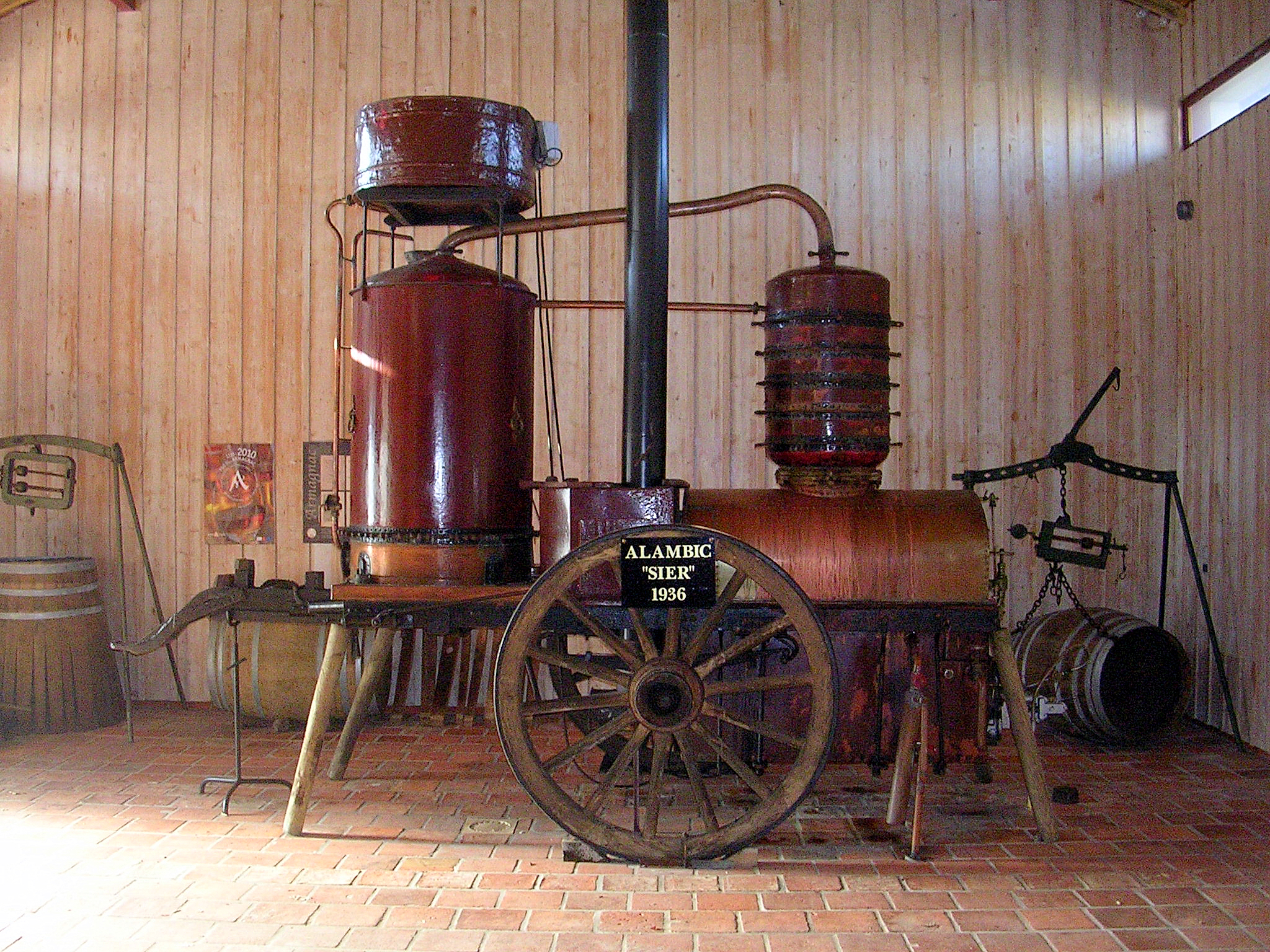 Аппарат для дистилляции арманьяка называется аламбик, причем самый известный аламбик «Сьер» (1936) похож на паровозик. Источник https://upload.wikimedia.org/