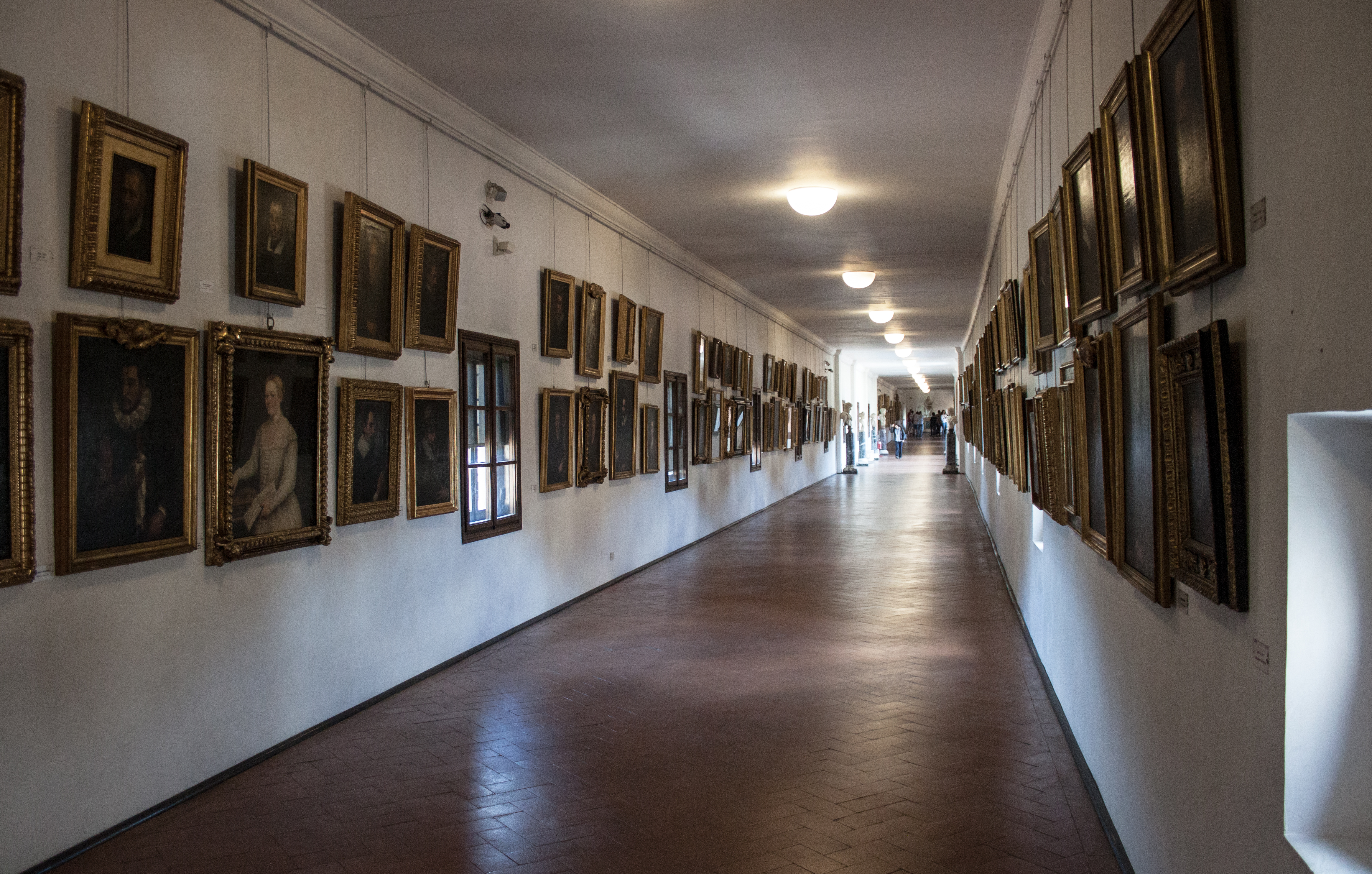 Коллекция автопортретов внутри коридора Вазари. Источник https://upload.wikimedia.org/