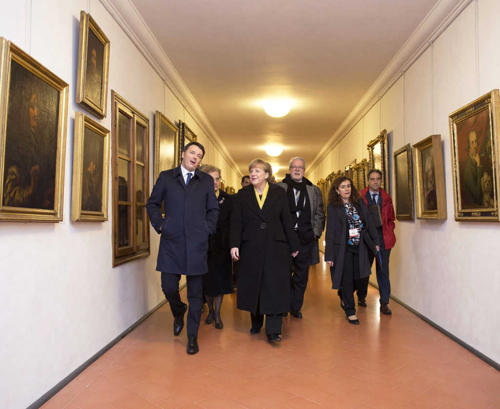 Бывший премьер-министр Италии, бывший мэр Флоренции Матео Ренци проводит экскурсию по коридору Вазари для канцлера Германии Ангелы Меркель. Источник https://c1.staticflickr.com/