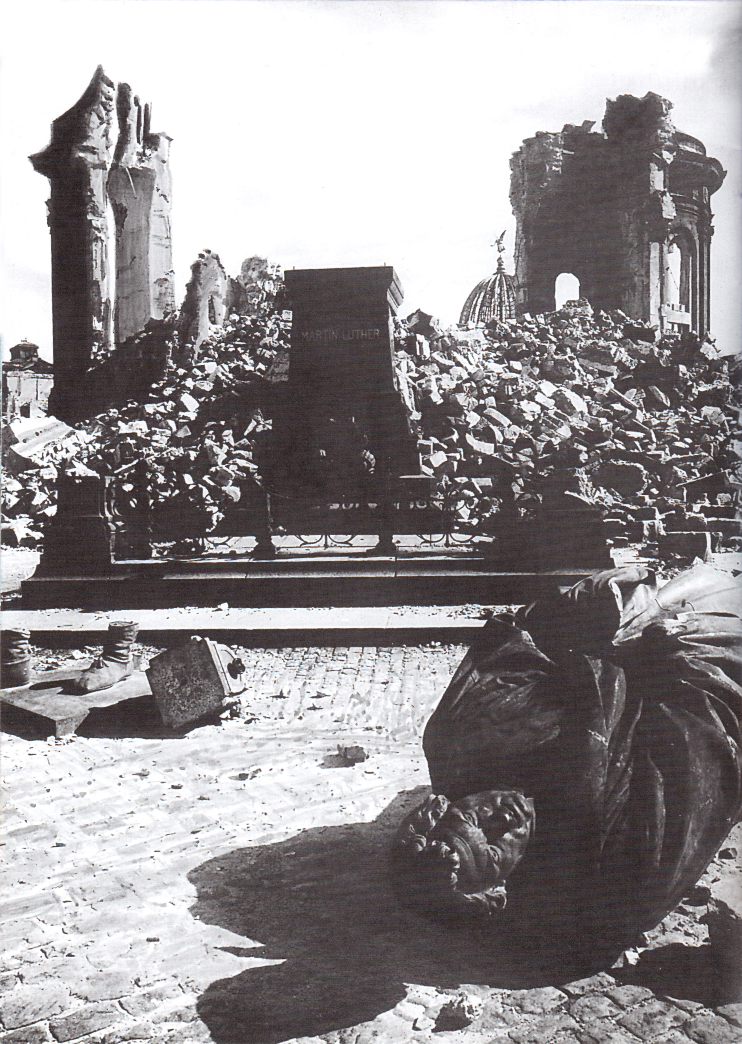 Дрезден, 1945. Собор Фрауэнкирхе и памятник Мартину Лютеру, разрушенные в результате бомбардировки в феврале 1945 года. Фото АР. Источник https://img-fotki.yandex.ru/