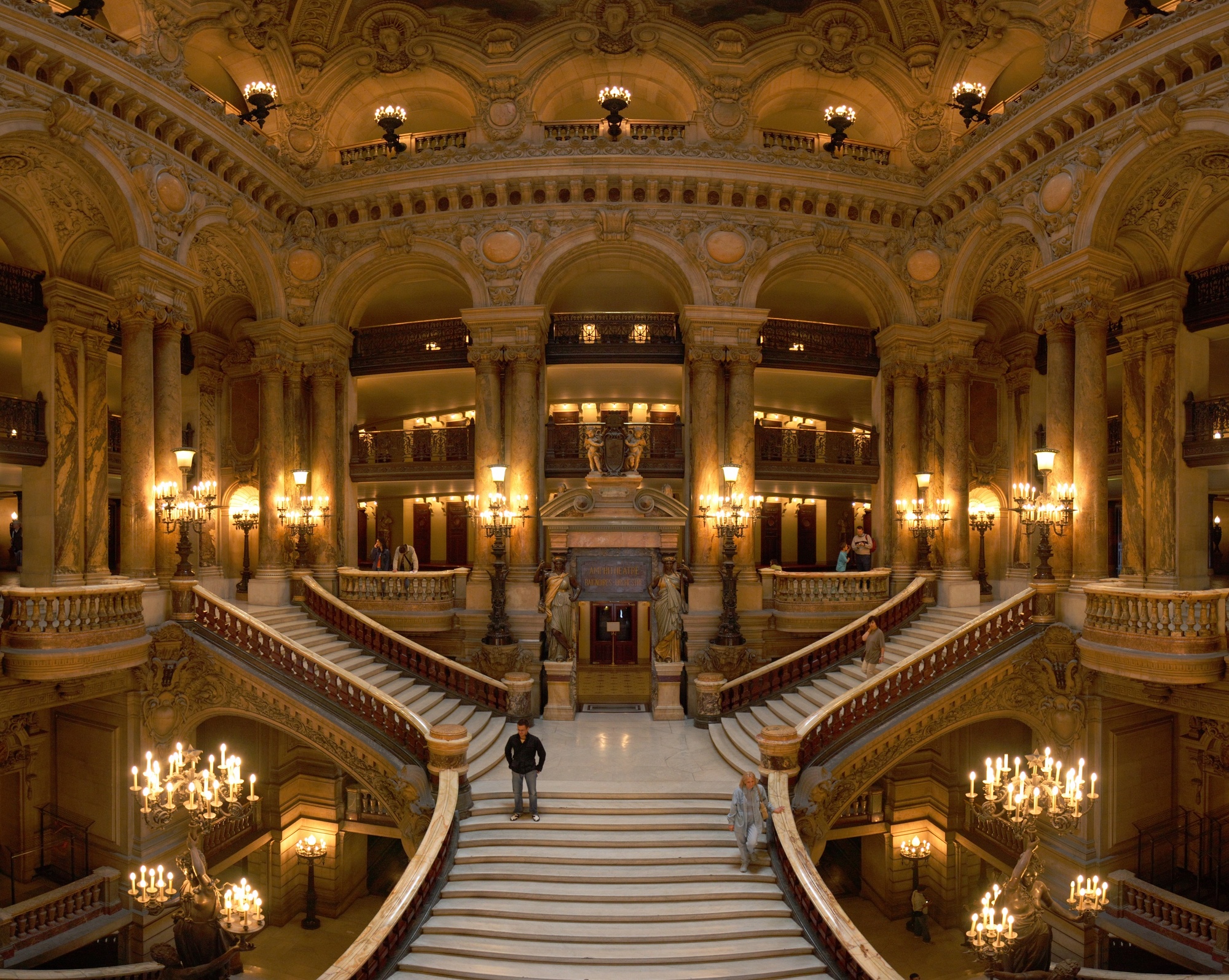 Вестибюль главной лестницы Гранд Опера. Париж. Источник https://upload.wikimedia.org/