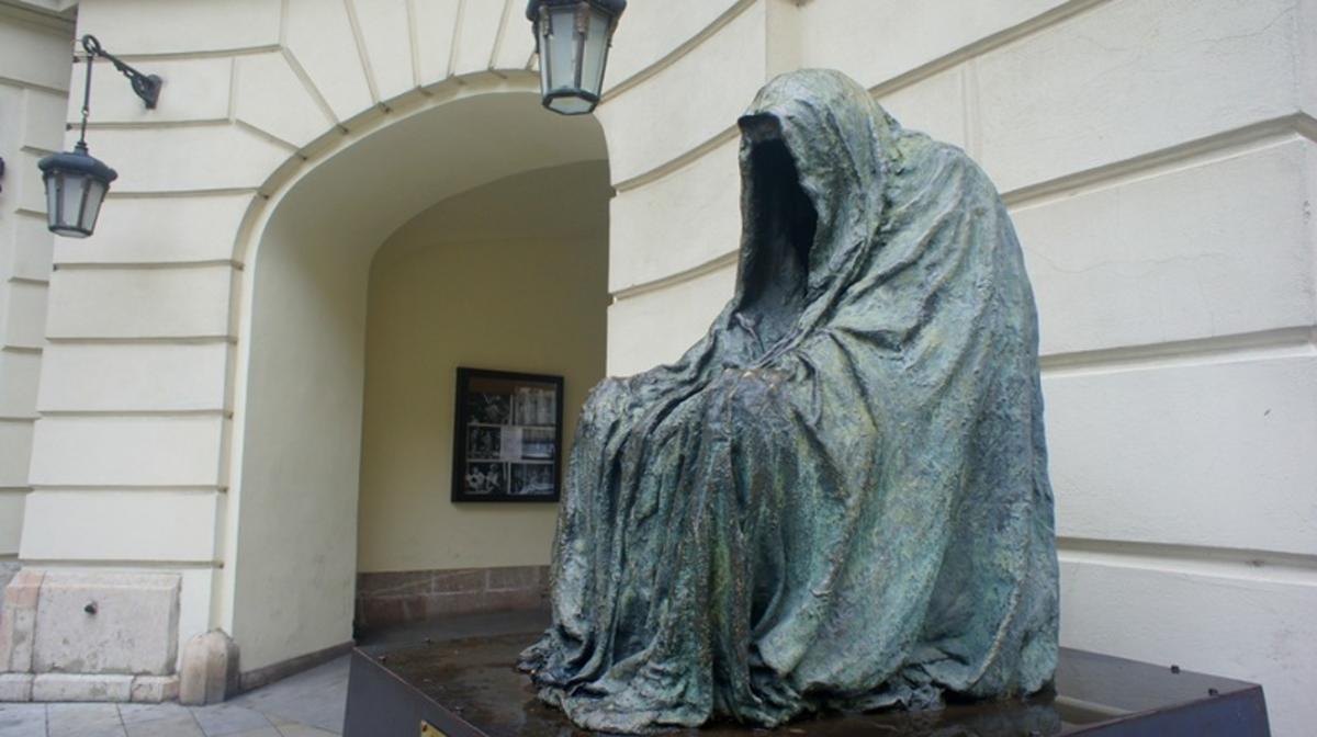 Анна Хроми. Командор. Плащ совести. Прага, Чехия.
Источник http://www.praga-praha.ru/