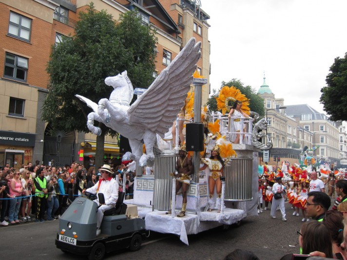 Участники Ноттинг-Хиллского карнавала. Лондон. Источник http://eaculture.ru/