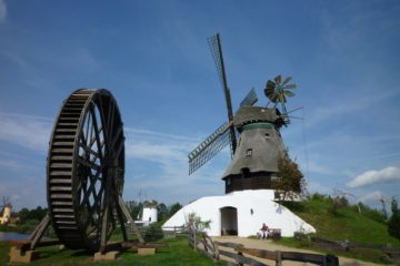 Ветряные мельницы соседствуют в музее с водными. Источник https://upload.wikimedia.org/