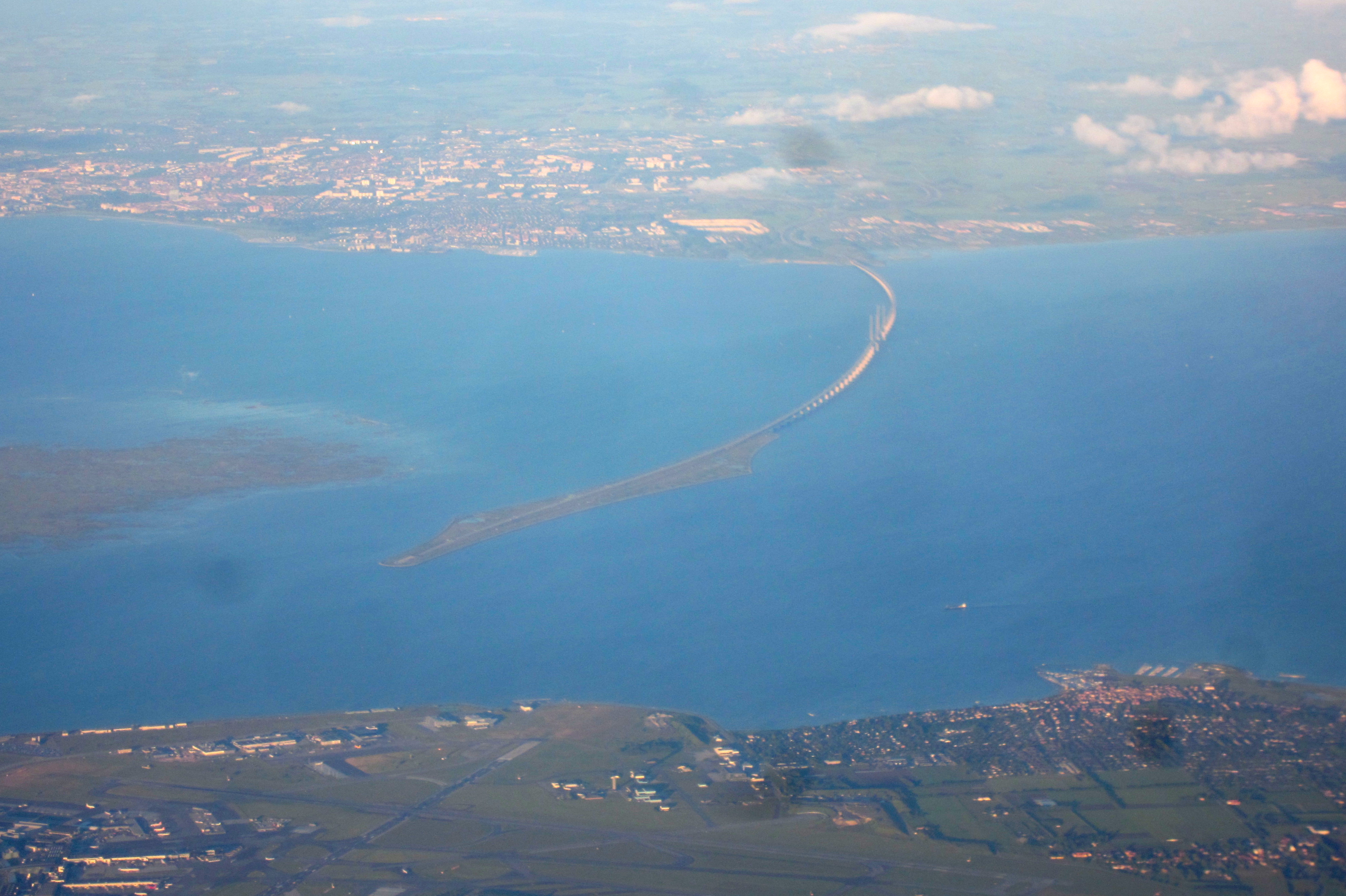 Вид на Эресуннский мост с пассажирского самолета, летящего в Копенгаген. Источник https://upload.wikimedia.org/