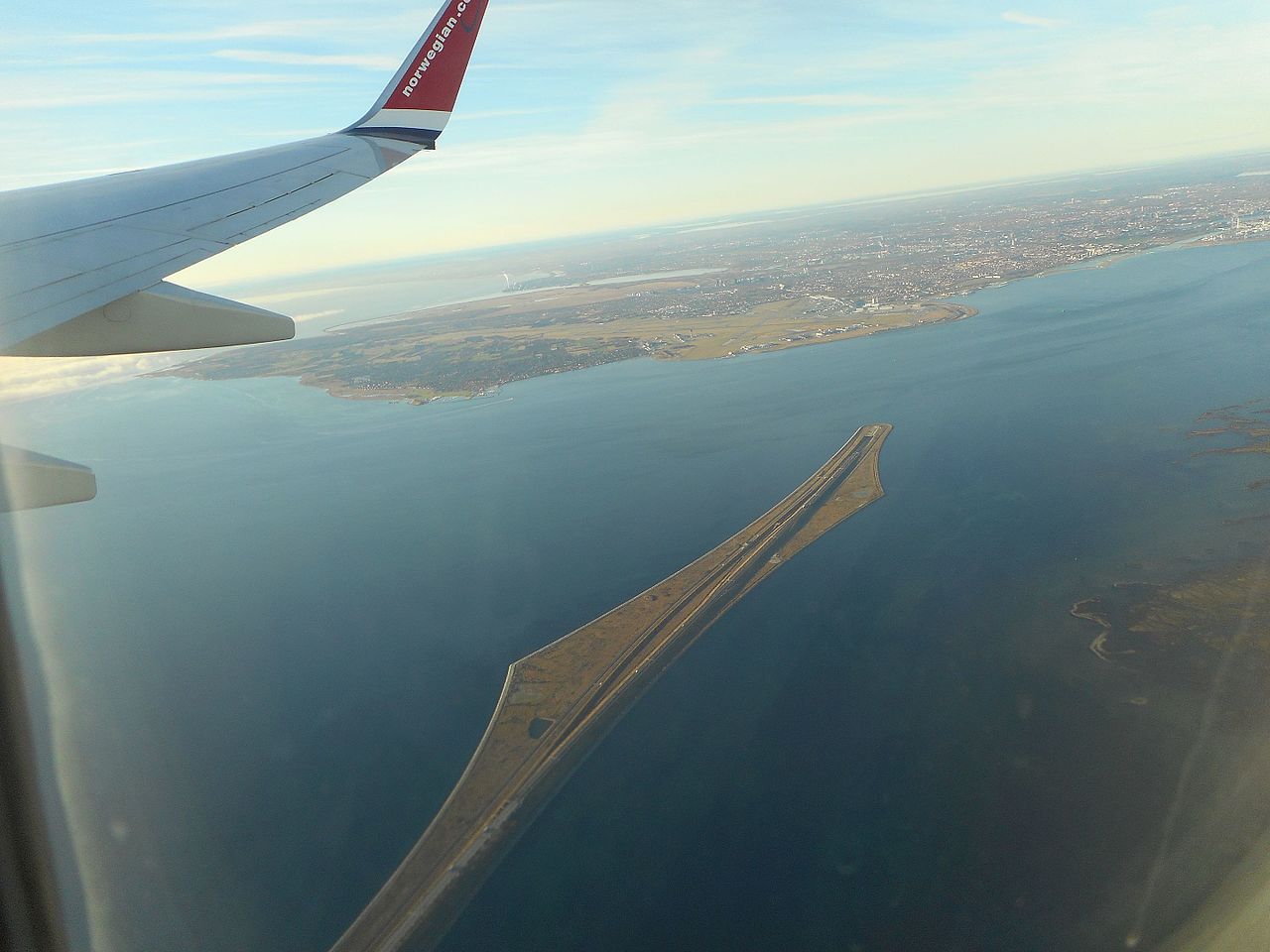 Вид на Эресуннский мост и остров Пеберхольм с пассажирского самолета. Источник https://upload.wikimedia.org/