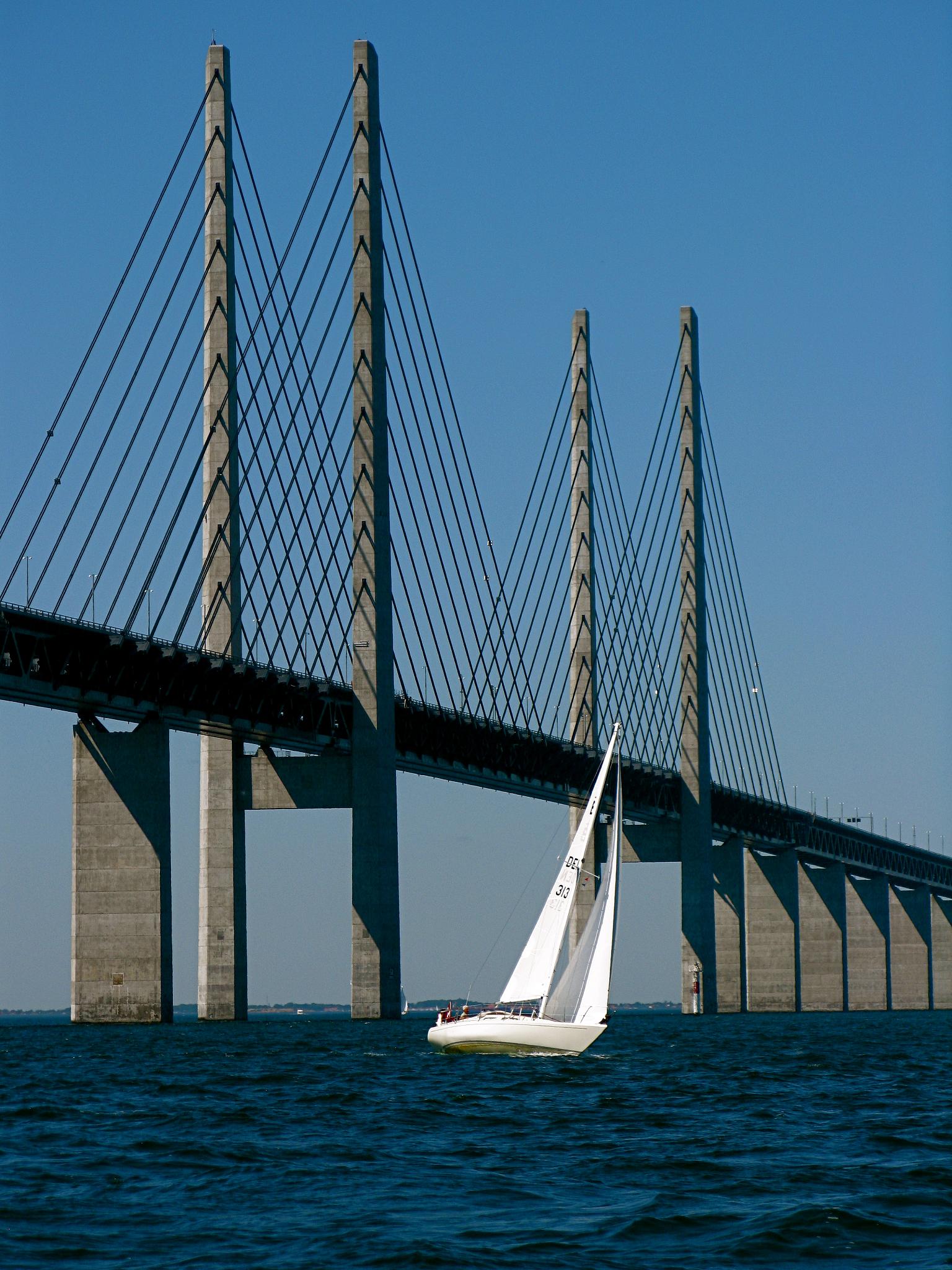 Высота главного пролета Эресуннского моста составляет 57 метров, а пилоны возносятся на 204 метра. Источник https://upload.wikimedia.org/