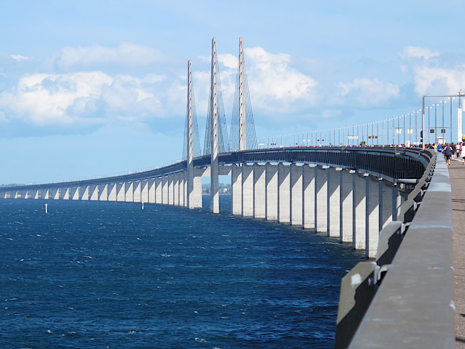 В день проведения полумарафонского забега мост превращается в пешеходную зону. Источник https://upload.wikimedia.org/