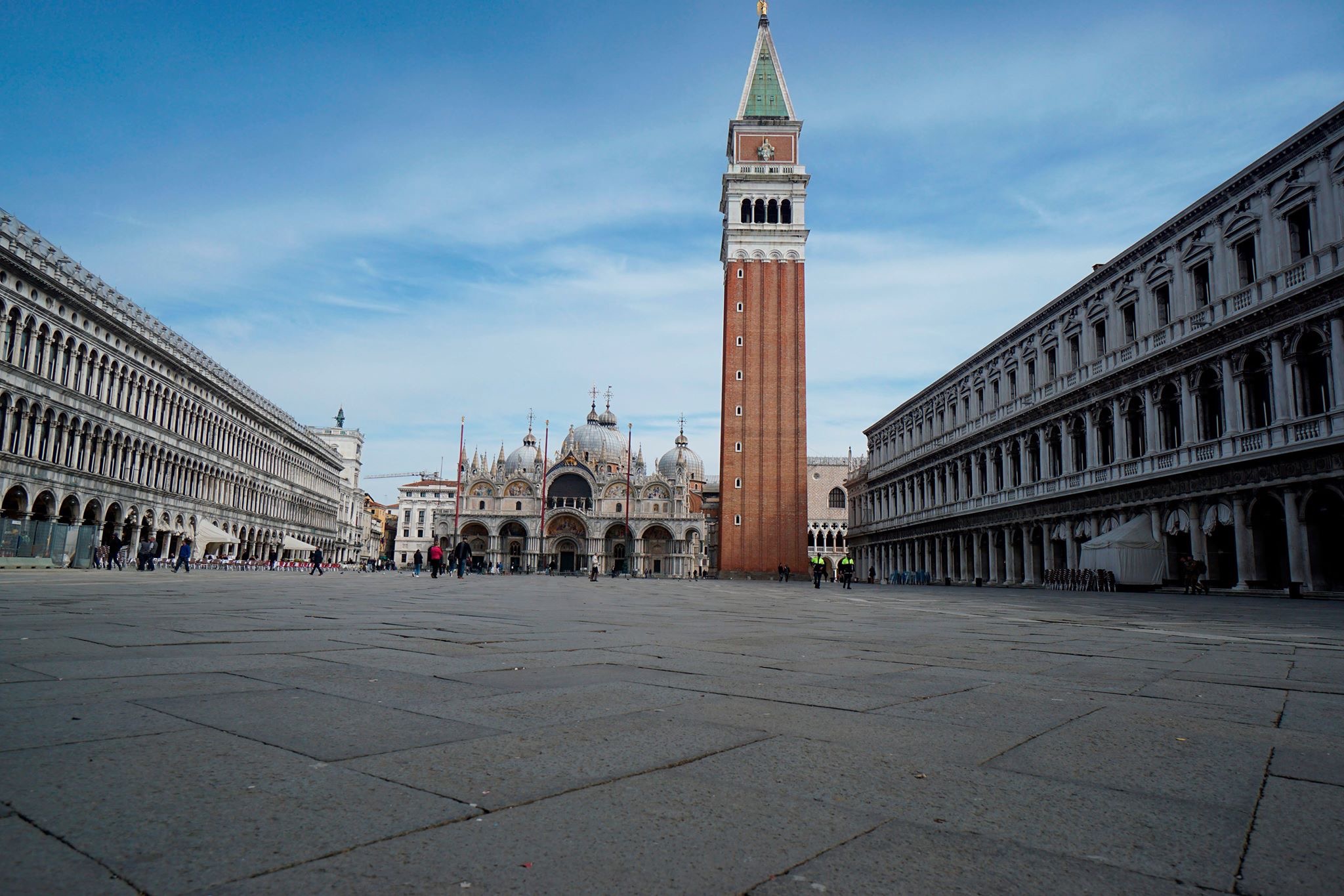 Венеция. На площади Сан-Марко только полицейские и работники коммунальных служб. Источник иллюстрации: Скоттиш Сан