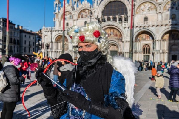 Венецианский карнавал.
Фото: Giacomo Cosua/NurPhoto via Getty Images
Источник:
https://momichetata.com