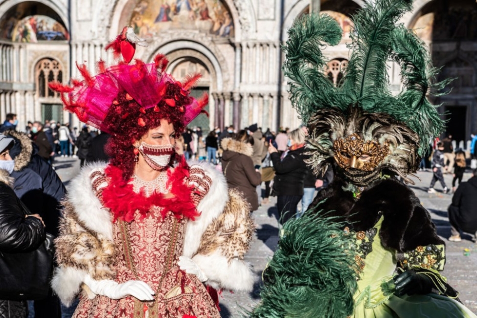 Венецианский карнавал. Фото: Giacomo Cosua/NurPhoto via Getty Images Источник: https://momichetata.com